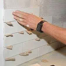 Cuisine Carreler Une Credence En Carreaux De Faience En 2020 Pose Carrelage Mural Credence Et Carrelage Credence Cuisine
