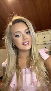 Robyn Kearns's Instagram, Twitter & Facebook