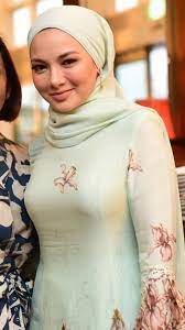 Artis Fantasi Ku Neelofa Pakai Baju Kurung Moden Sendat Dan Padat Baju Fashion Muslim Wanita Perempuan