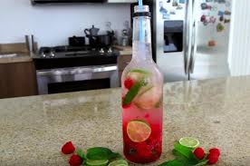 Mojito A Saveur De Framboises A Boire Dans Une Bouteille Recettes Ma Fourchette Raspberry Mojito Mojito Tipsy Bartender