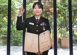 "내 꿈이 또 다른 꿈이 되길"…해군 최초 여군 주임원사 탄생