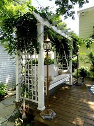 Gartenschaukel Verandert Den Gartenlook Auf Eine Tolle Art Und Weise Backyard Pergola Outdoor Pergola Garden Swing Seat