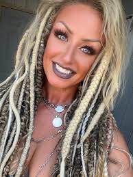 Front n center main “Barbie Bar” at @theknucklesaloon_official until close  w @jasminecain 🥳🥳