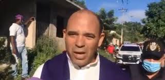 Policía vestido de sacerdote mata hombre que tenía secuestrado a niño y su  madre adolescente