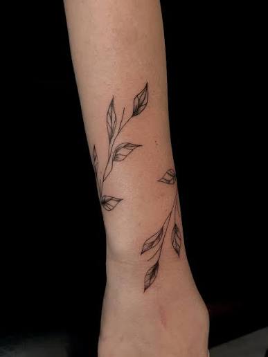 Leaf tattoos that wrap around our arm are among my favorites.🌿 ______ #floraltattoo #leaftattoo #flowertattoo #botanicaltattoo #minimaltattoo
