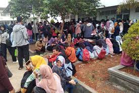Download contoh lamaran kerja via email pdf. Ribuan Pencari Kerja Serbu Kantor Disnakertrans Karawang