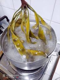 Dibersihkan kemudian dicelur dengan air yang cukup panas supaya mudah di keluarkan bijinya. Cara Cara Buat Petai Jeruk Homemade Yang Sedap Tak Lembik