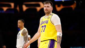 El debut de Luka Doncic con Los Angeles Lakers: recibimiento de estrella, gesto de LeBron James, y victoria