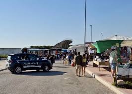 Manfredonia, controlli contro l'abusivismo commerciale nel mercato di Via  Scaloria