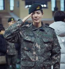 Güney koreli oyuncu ve model ilk çıkışını 2005 yılında sympathy adlı kısa filmle yaptı. 3 Much Awaited Korean Actors Who Will Be Discharged From The Military Soon Kdramastars