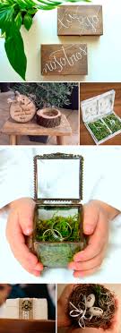 Una caja de madera natural con un grabado en uno de sus laterales (a través de la técnica del quemado) y un asa de cuerda trenzada. Ideas Originales Para Llevar Anillos Y Arras En Vuestra Boda