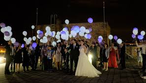 9 Alternativen Zu Wunderkerzen Beim Hochzeitstanz Deiner Hochzeit Diy Hochzeit Hochzeitstanz Luftballons Hochzeit Wunderkerzen Hochzeit