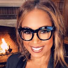 Emcee gala duties♥️♥️ Rocking my Oprah's favorites from @peepers...I love a  black frame...chic, fashionable and most importantly affordable(y'all know  I love a steal🤪)🙌🏾🙌🏾🙌🏾 . . #emcee #valwarner #valwarnertv #tvmom  #everyonesauntie #peepers ...