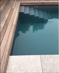 zwembad met antraciet kleurige folie geeft een natuurlijke uitstraling ttbsmeulders natuur zwembad grafische tegels antrac zwembad trap tuin tuin vlonder