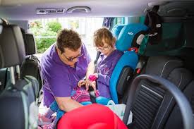 Auch wenn die kindersitzpflicht (12 jahre oder mindestens 150 cm groß) nicht mehr gilt, können eltern entscheiden, ihren nachwuchs bei autofahrten weiterhin mit einer sitzerhöhung zu sichern. Folgesitze Familie Bar Verkauft Kindersitze Von 15 Bis 36 Kg In Berlin