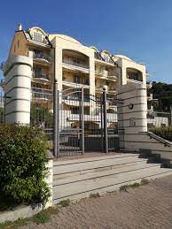 La posizone è comodissima per andare a final borgo ,sono poche centinaia di metri , comoda all'autostrada e supermercati, la distanza dal mare è di. Appartamento In Vendita A Finale Ligure Cod Que Zm1004