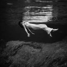 Modeste employée d'un laboratoire gouvernemental ultra‐secret, elisa mène une existence morne et solitaire, d'autant plus isolée qu'elle est muette. Toni Frissel Mode Modele Sous Eau 01 La Boite Verte Photographie Photographie Sous L Eau Photographie Aquatique