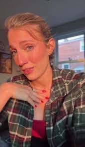 Sandra Skeens's Instagram, Twitter & Facebook