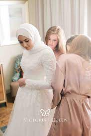 Dengan model gaun yang lebih modern yang ditambahkan dengan simple make up and hairstyle wedding. Simple Hijab Wedding Dresses Photos Silk Road Wedding