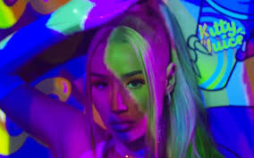 #happybirthdayiggy cristal precioso do rap, iggy azalea comemora mais um ano de vida. Iggy Azalea And Tyga Reunite For Sip It Watch The Colorful Music Video Acti World