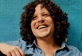 Chico Chico segue imune aos vírus e vícios do mercado no álbum 'Estopim'