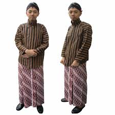 Corak dari pakaian adat ini adalah perpaduan dari kebudayaan luar negeri seperti budaya barat, melayu, dan arab. Pakaian Adat Jawa Busana Jawa Setelan Baju Surjan Tenun Lurik Rok Jarik Instan Dan Blangkon Solo Terbaru Juli 2021 Harga Murah Kualitas Terjamin Blibli
