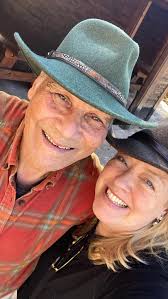 My garlic is doing splendidly in the raised bed. After veggie gardening for  decades, I am finally including 🧄 👍🏻