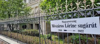 Az biztos, hogy a legfrissebb képein mészáros lőrinc egészen más képet fest, mint ahogy eddig láthattuk. Meszaros Lorinc Teljesen Megvaltozott Varkonyi Andrea Miatt Mar Az Alomotthonuk Is Epul
