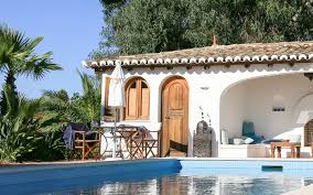 Hgtv.com shares photos of small swimming pools and reasons why they're perfect for small swimming pools are now a thing and here's why. Poolzimmer Portugal Living