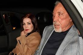 Soţia starului a fost diagnosticată cu cancer şi, după o perioadă scurtă, dar extrem de. CantÄreÅ£ul Tom Jones Are O RelaÅ£ie Cu Priscilla Presley VÄduva Lui Elvis