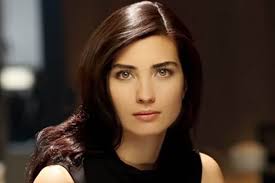 بالصور توبا بويوكستون برفقة حبيبها هاربه من عدسات الباباراتزي Tuba Buyukustun Turkish Actors Women