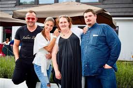 Zusammen mit ihrem sohn can wohnt die inhaberin einer werbeagentur auf 175 quadratmetern, ihr ankleidezimmer ist vollgestopft mit. So Hat Sich Das Leben Dieser Familien Durch Rtl Ii