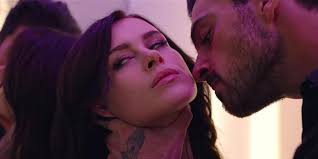 A dangerous man, the head of a mafia family, kidnaps her and gives her 365 days to fall in love with him. 365 Days Co Warum Ich Solche Filme Sehr Problematisch Finde Desired De