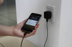 Especialista alerta que usar celular enquanto carrega é perigoso