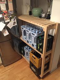 Passgenaues Getrankekisten Regal Gebaut Es Passr Exakt In Die Kleine Ecke Und Kann Bei Bedarf Mit Den Rollen Nach Vorne Gezoge Kisten Regal Regal Bauen Regal