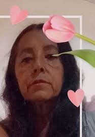 Nuevamente les pido de favor me ayuden a quitar la hoja del rostro de mi  mamá y poner más clara la foto . 🙏🙏🙏 Deseo imprimir la foto y tenerla  conmigo. El