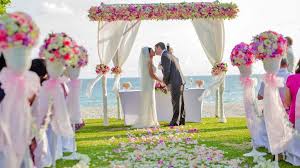 Potrà puntare sul classico completo elegante con giacca, pantaloni e camicia, prediligendo però tessuti leggeri e le tonalità più chiare del blu e del grigio. Matrimonio In Spiaggia Come Fare E Le 20 Location Dove Organizzarlo Explore By Expedia