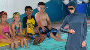 Abgesehen davon, dass die burka ja nun auch keine schwimmkleidung ist. Schwimmlehrerin Tragt Aus Rucksicht Auf Muslime Einen Burkini