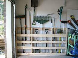 outils de jardinage ranges dans des palettes storage solutions diy diy garage storage garage storage