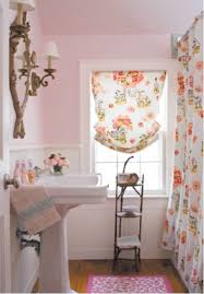 E dopo la carrellata sui diversi sistemi di tendaggio, vi parlo di altri due aspetti importanti che determinano la scelta: Le Tende Da Bagno Shabby Chic Per Un Ambiente Unico E Avvolgente