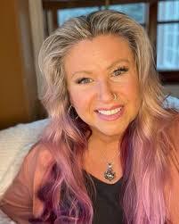 Vanessa Robertson's Instagram, Twitter & Facebook