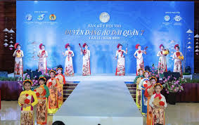 Hàng ngàn người tham dự hội thi Duyên dáng Áo dài quận 7 | BÁO SÀI GÒN GIẢI  PHÓNG
