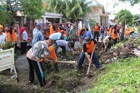合作 我们互相合作及帮助清 kami bekerjasama bagai aur dengan tebing 互 相. Gotong Royong Amalan Bergotong Royong Dapat Mewujudkan Silaturahim