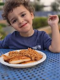 היי קבוצה אם אפשר להעלים את הרקע של הסלון ולדמות כאילו הילדה מנגנת  באיצטדיון או באיזה אולם הופעות מפואר כמו קרנגי הול למשל🥰 תודה 🙏