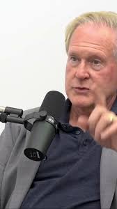 Dr. Robert Lustig discusses the difference between fructose and glucose  #wellness #nutrition #healthtips Source: Dhru Purohit (YT)