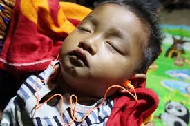 ប្រជាពលរដ្ឋ រួមទាំងទារក កុមារ និងមនុស្សចាស់ នៅភូមិព្រៃចាន់ ឃុំអូរបីជាន់  ស្រុកអូរជ្រៅ ខេត្តបន្ទាយមានជ័យ បន្តរងការរំខាន៤យប់ជាប់គ្នា ...