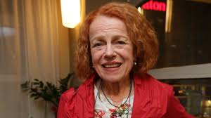 Iva janzurová was born on may 19, 1941 in zirovnice, protectorate bohemia and moravia. Fotohadanka Mlada Slecna S Knihou Je Jedna Z Najznamejsich Ceskych Hereciek Fotografia C 2