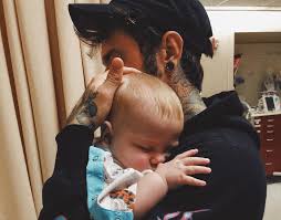 Il bambino doveva nascere ad aprile ma per complicanze della gravidanza il parto è stato anticipato. La Malattia Di Cui Soffre Il Figlio Di Chiara Ferragni E Fedez Tpi
