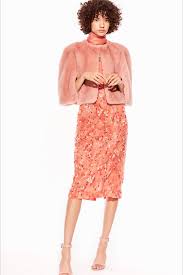 In una compagnia con bellissimi vestiti di corallo nerisembra ancora più luminoso. Come Abbinare Il Rosa Corallo Living Coral Il Colore Del 2019 Glam Style