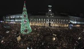 The Twelve Grapes To The Chimes Of The Clock At Midnight On New Years Eve Has Been A Spanish Tradit New Years Eve Traditions New Year 2020 Last Day Of The Year